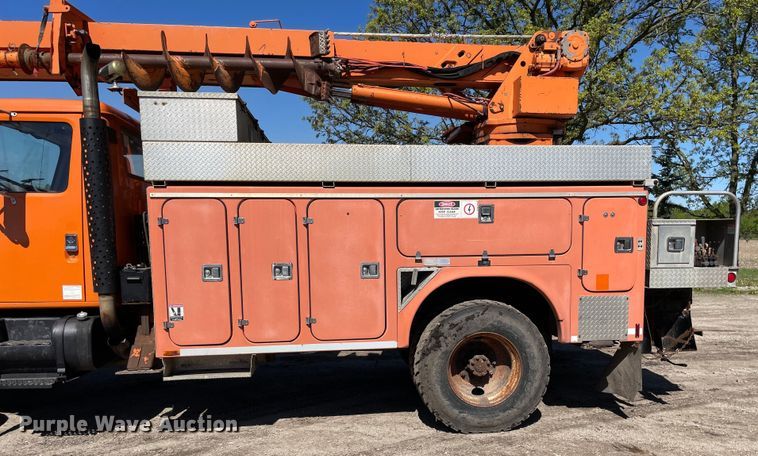 image for item OG9939 1997 International  4800 digger derrick truck