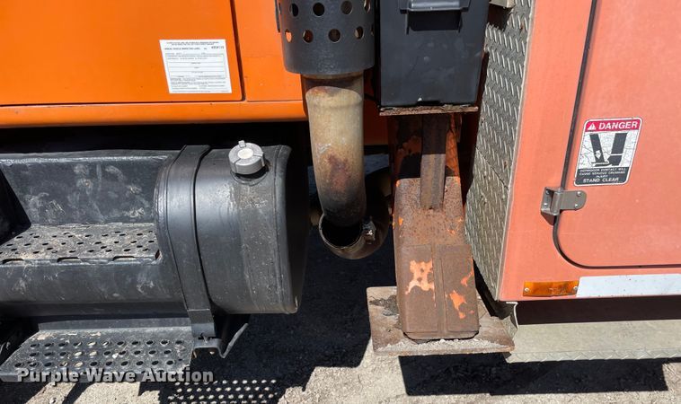 image for item OG9939 1997 International  4800 digger derrick truck