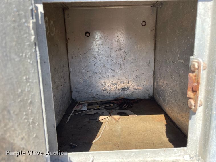 image for item OG9939 1997 International  4800 digger derrick truck