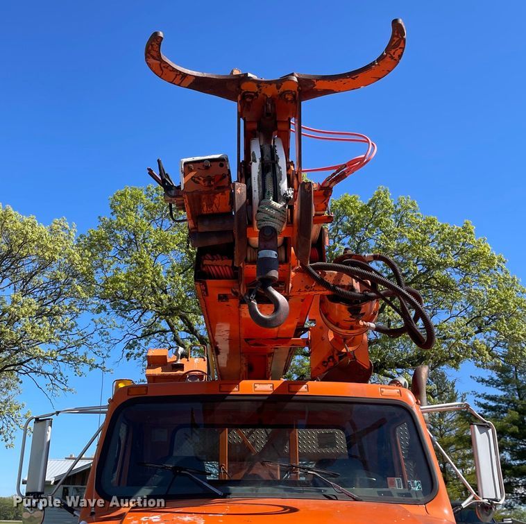 image for item OG9939 1997 International  4800 digger derrick truck