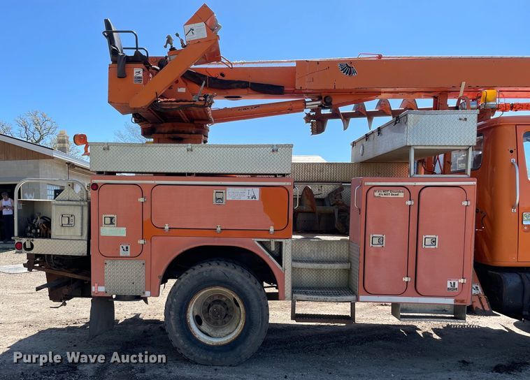 image for item OG9939 1997 International  4800 digger derrick truck