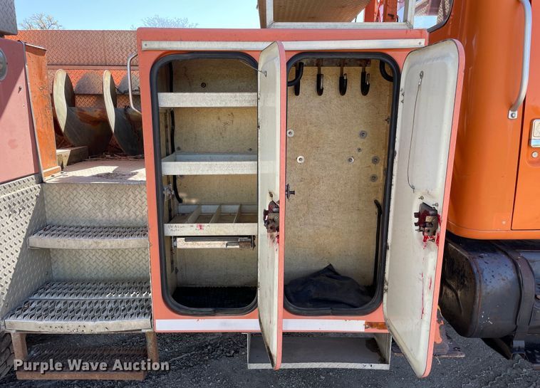 image for item OG9939 1997 International  4800 digger derrick truck