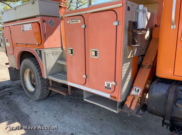 image for item OG9939 1997 International  4800 digger derrick truck