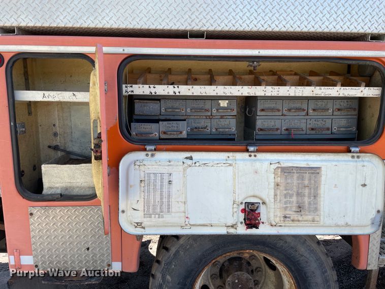 image for item OG9939 1997 International  4800 digger derrick truck