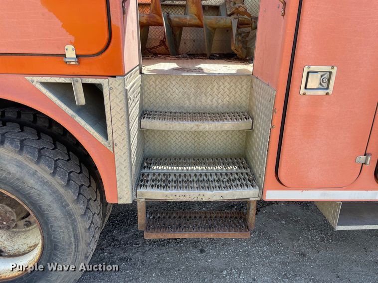 image for item OG9939 1997 International  4800 digger derrick truck