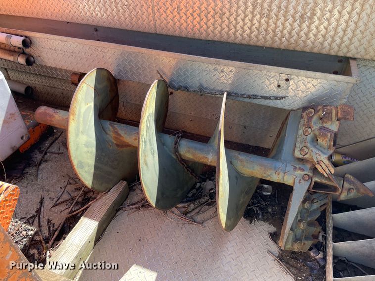 image for item OG9939 1997 International  4800 digger derrick truck