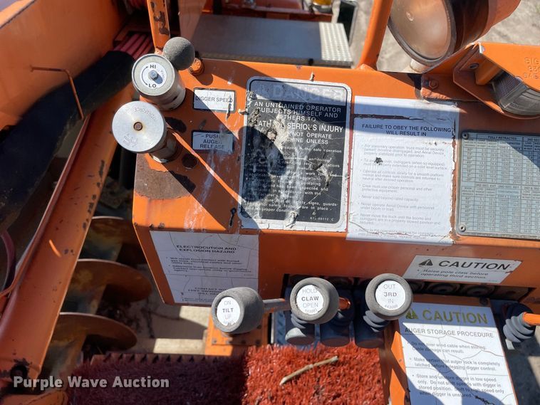 image for item OG9939 1997 International  4800 digger derrick truck