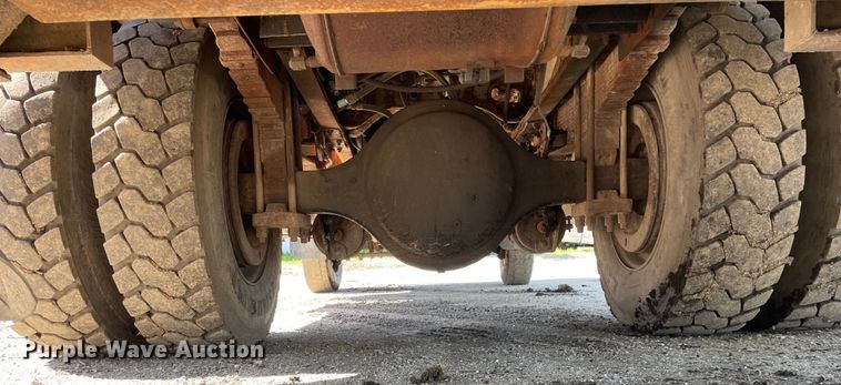 image for item OG9939 1997 International  4800 digger derrick truck