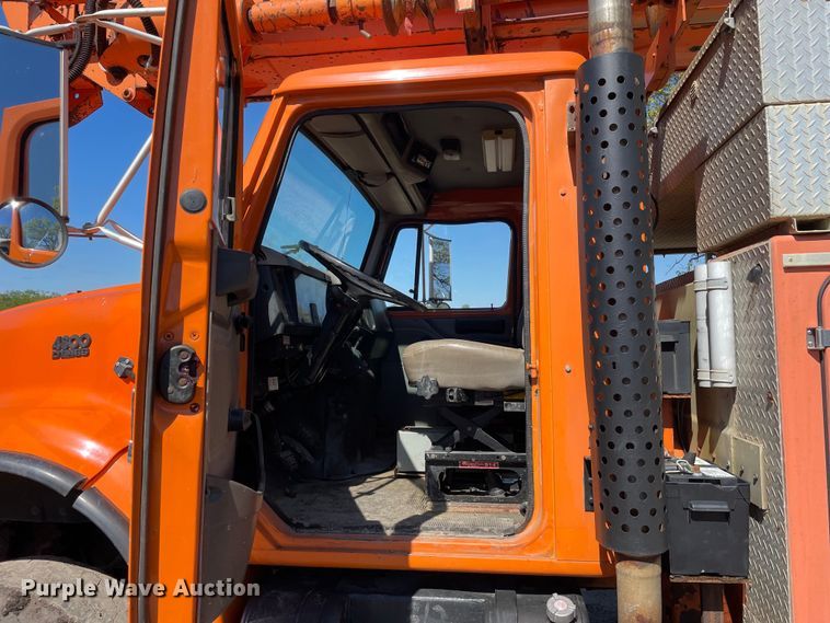 image for item OG9939 1997 International  4800 digger derrick truck