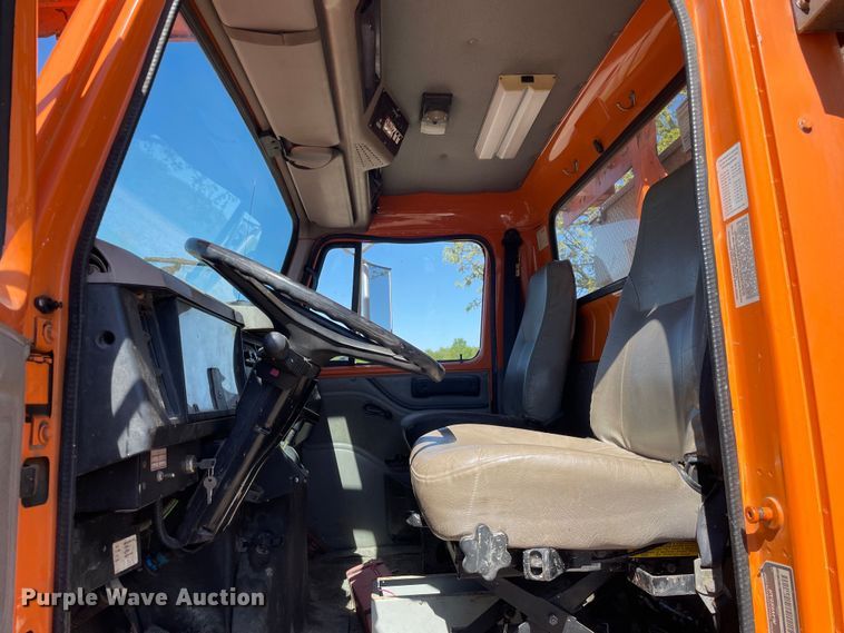 image for item OG9939 1997 International  4800 digger derrick truck