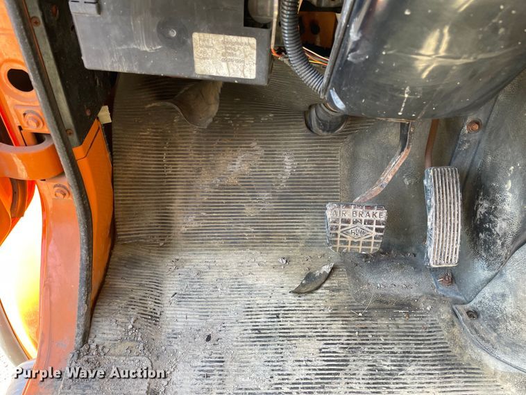 image for item OG9939 1997 International  4800 digger derrick truck