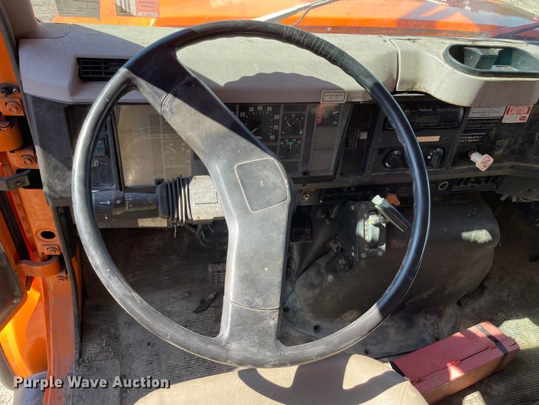 image for item OG9939 1997 International  4800 digger derrick truck