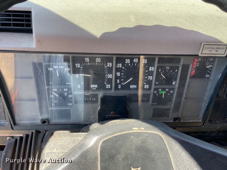 image for item OG9939 1997 International  4800 digger derrick truck