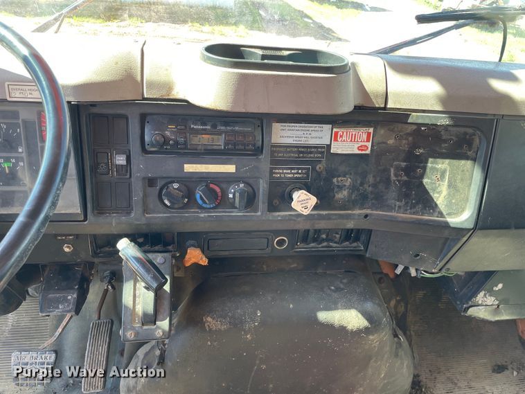 image for item OG9939 1997 International  4800 digger derrick truck