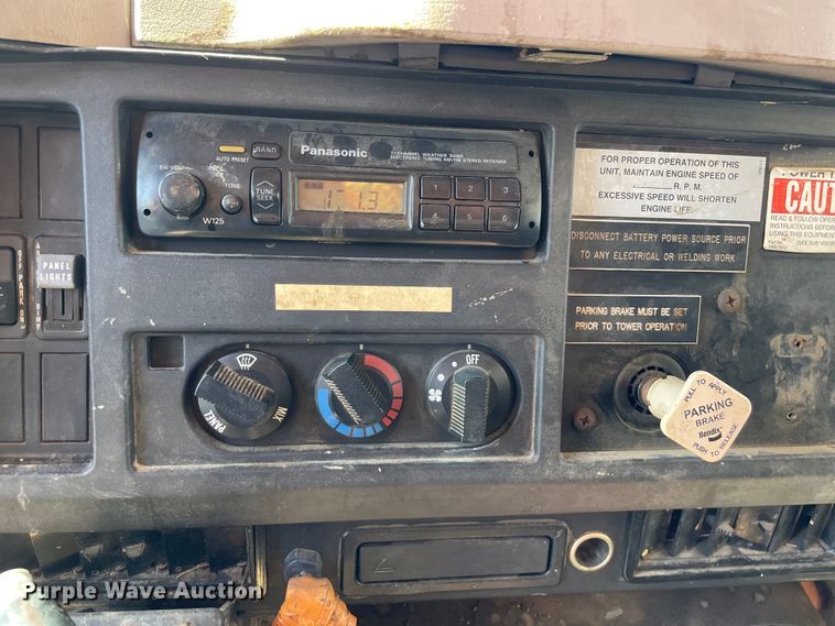 image for item OG9939 1997 International  4800 digger derrick truck