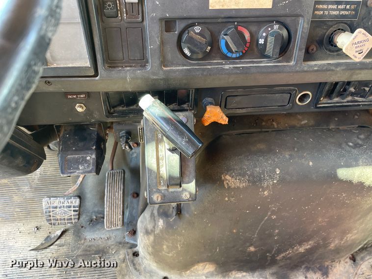 image for item OG9939 1997 International  4800 digger derrick truck