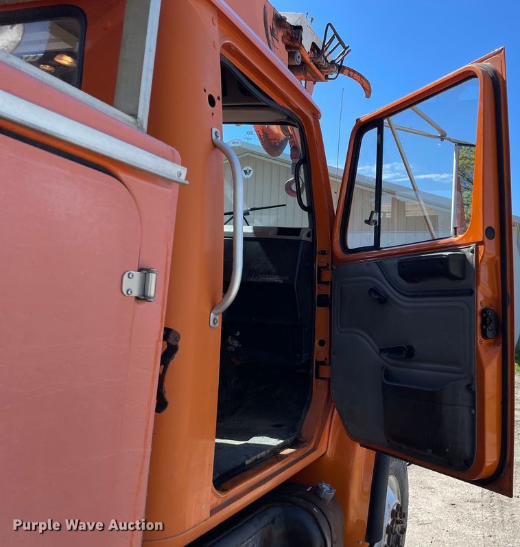 image for item OG9939 1997 International  4800 digger derrick truck