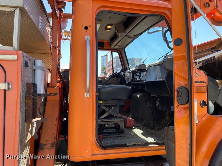 image for item OG9939 1997 International  4800 digger derrick truck