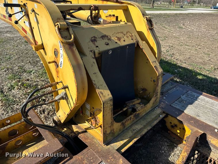 image for item ZA0411 2006 Etnyre BlackHawk Q29370 lowboy equipment trailer