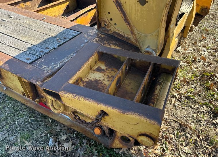 image for item ZA0411 2006 Etnyre BlackHawk Q29370 lowboy equipment trailer