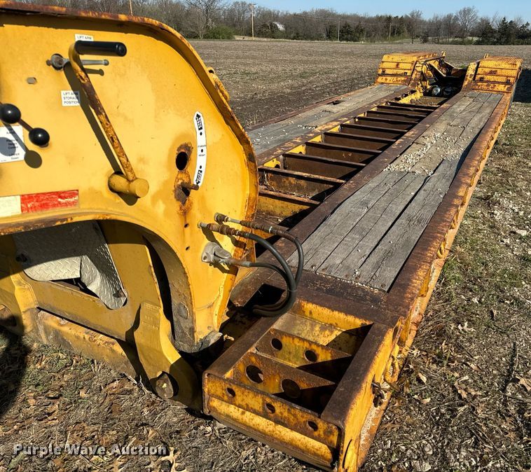 image for item ZA0411 2006 Etnyre BlackHawk Q29370 lowboy equipment trailer