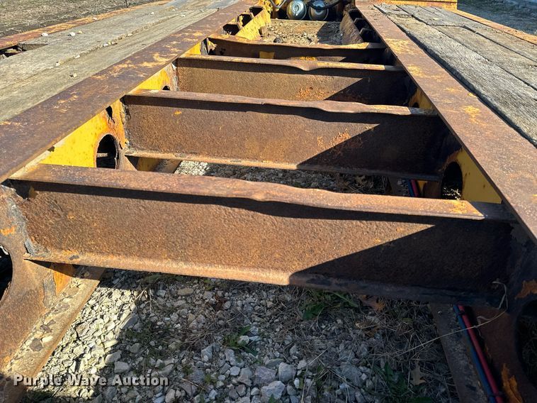 image for item ZA0411 2006 Etnyre BlackHawk Q29370 lowboy equipment trailer