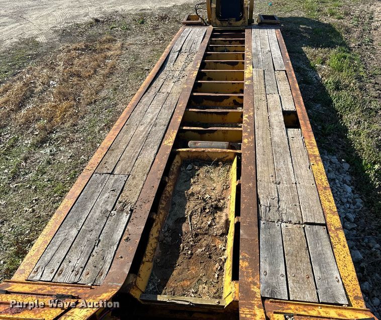 image for item ZA0411 2006 Etnyre BlackHawk Q29370 lowboy equipment trailer