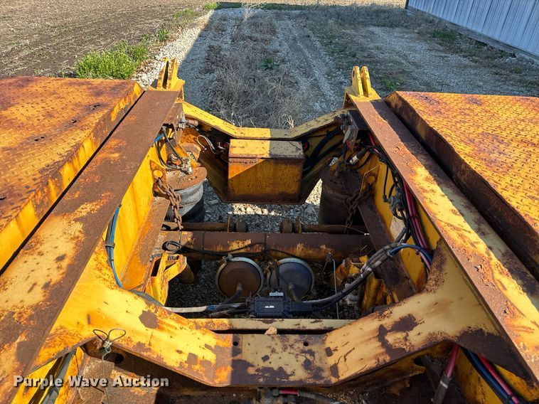 image for item ZA0411 2006 Etnyre BlackHawk Q29370 lowboy equipment trailer