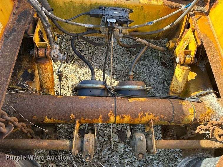 image for item ZA0411 2006 Etnyre BlackHawk Q29370 lowboy equipment trailer