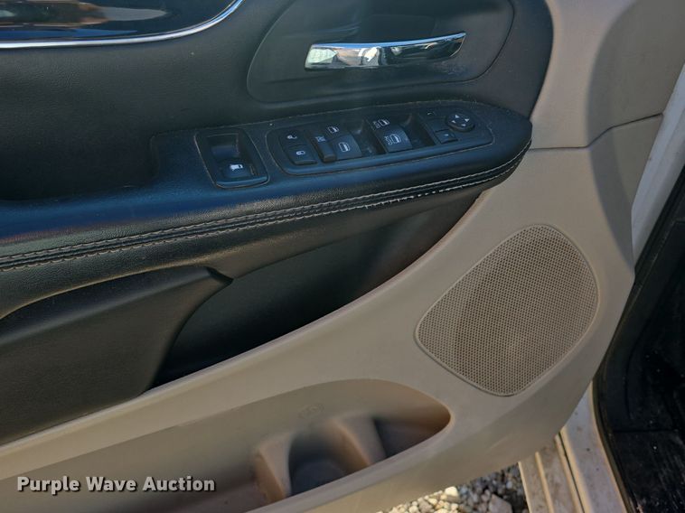 image for item DM1643 2017 Dodge  Grand Caravan SXT van