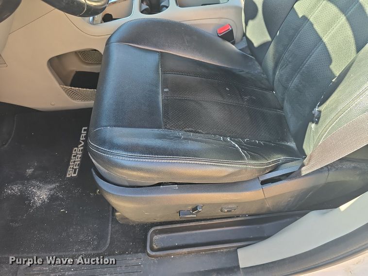 image for item DM1643 2017 Dodge  Grand Caravan SXT van