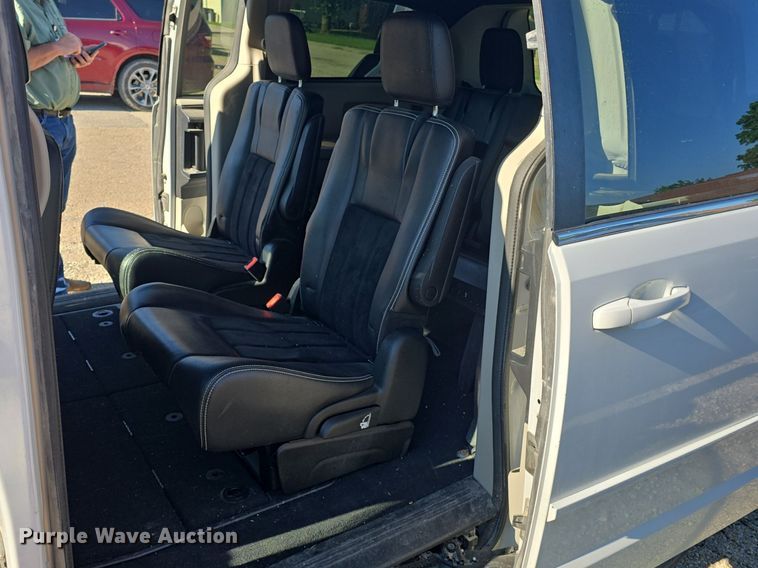 image for item DM1643 2017 Dodge  Grand Caravan SXT van