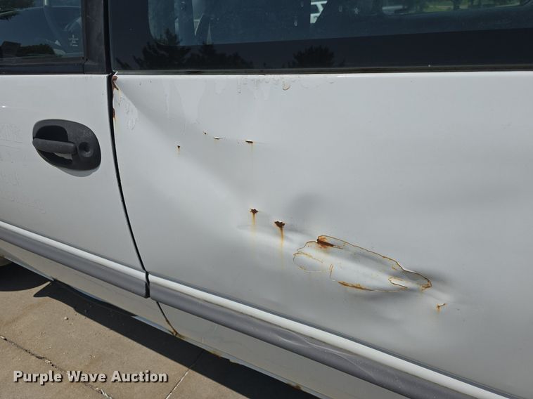 image for item DM1647 1999 Plymouth  Voyager van