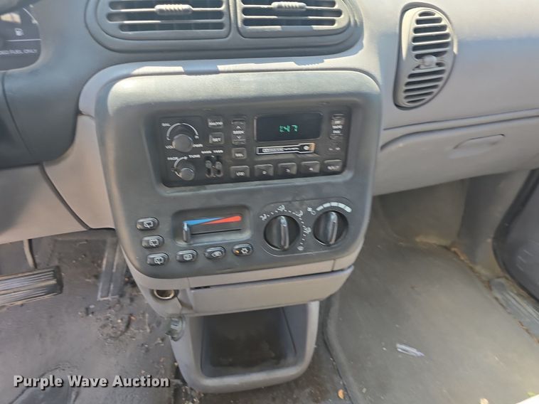 image for item DM1647 1999 Plymouth  Voyager van