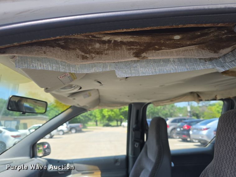 image for item DM1647 1999 Plymouth  Voyager van