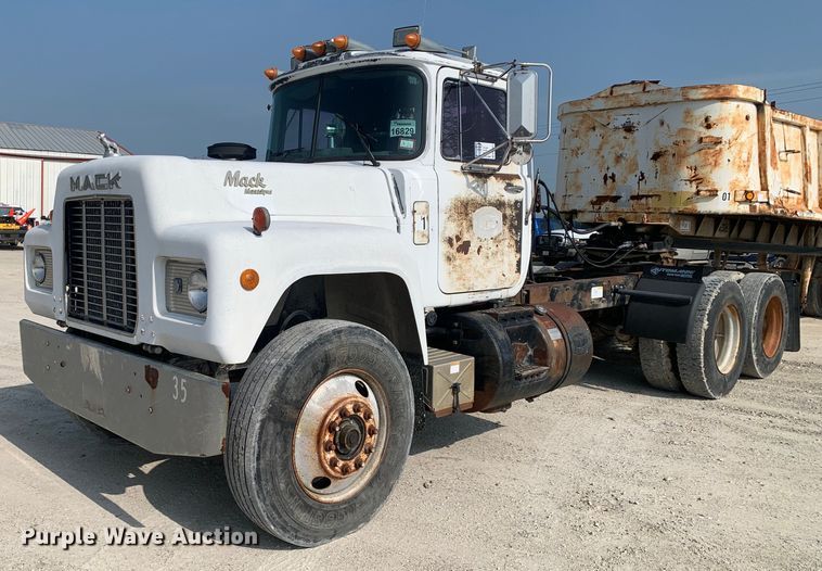 image for item DM7851 1991 Mack RD690S semi truck