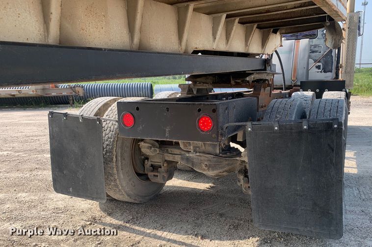 image for item DM7851 1991 Mack RD690S semi truck