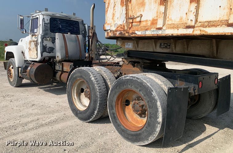 image for item DM7851 1991 Mack RD690S semi truck