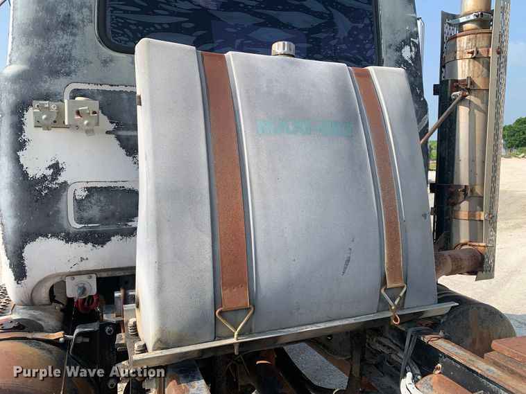 image for item DM7851 1991 Mack RD690S semi truck