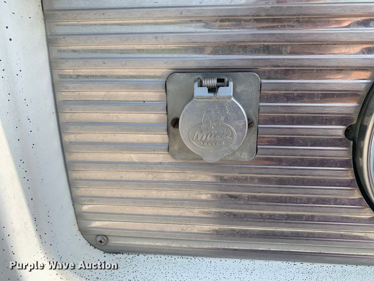 image for item DM7851 1991 Mack RD690S semi truck