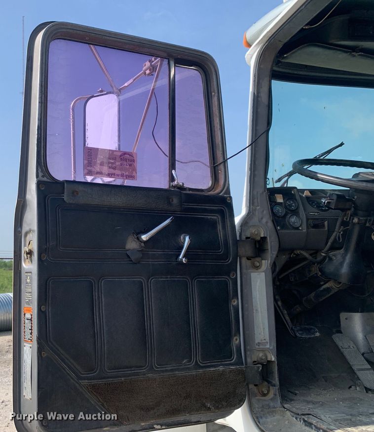 image for item DM7851 1991 Mack RD690S semi truck