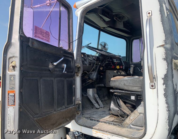 image for item DM7851 1991 Mack RD690S semi truck