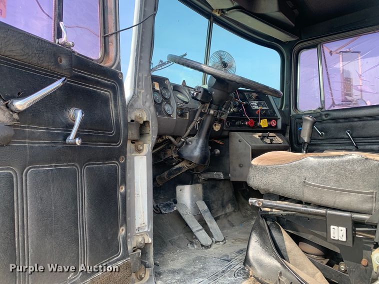 image for item DM7851 1991 Mack RD690S semi truck