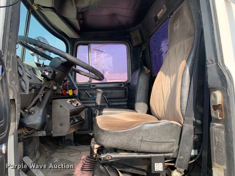 image for item DM7851 1991 Mack RD690S semi truck