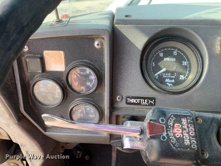 image for item DM7851 1991 Mack RD690S semi truck