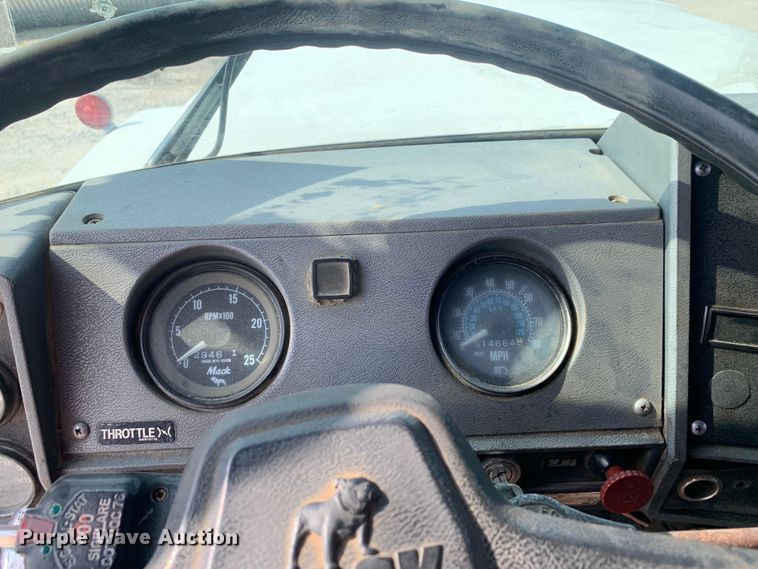 image for item DM7851 1991 Mack RD690S semi truck