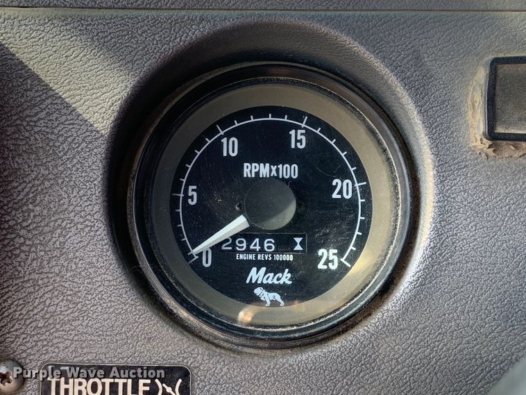 image for item DM7851 1991 Mack RD690S semi truck