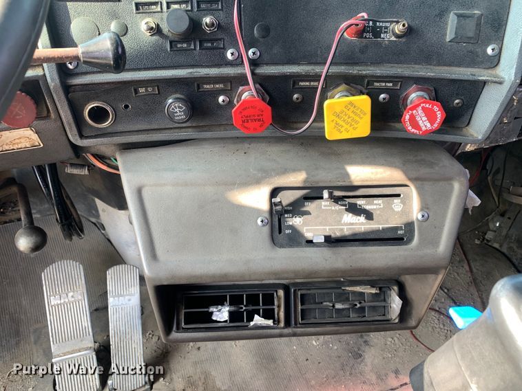 image for item DM7851 1991 Mack RD690S semi truck