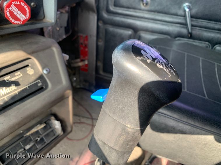 image for item DM7851 1991 Mack RD690S semi truck