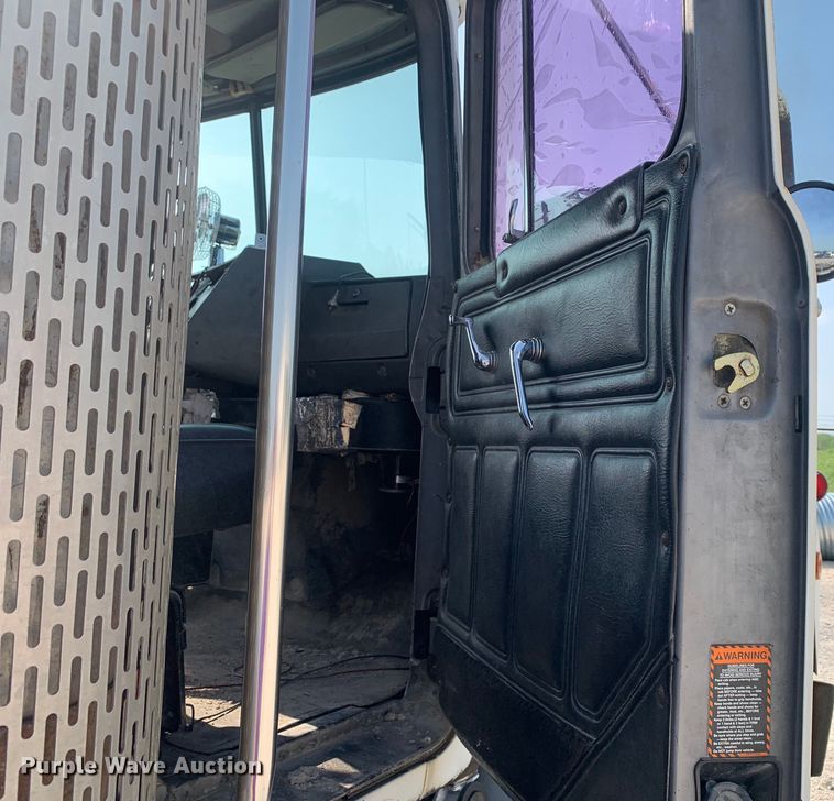 image for item DM7851 1991 Mack RD690S semi truck